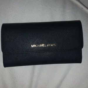 🔴 SOLD 🔴 Michael Kors Jet Set Travel Wallet